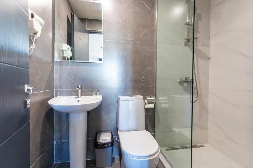 Badezimmer mit Dusche im Hotel West Way in Kutaissi, Georgien