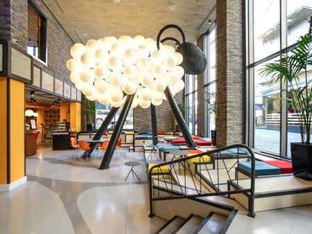 Lobby und Empfangsbereich des Ibis Styles Tbilisi Center