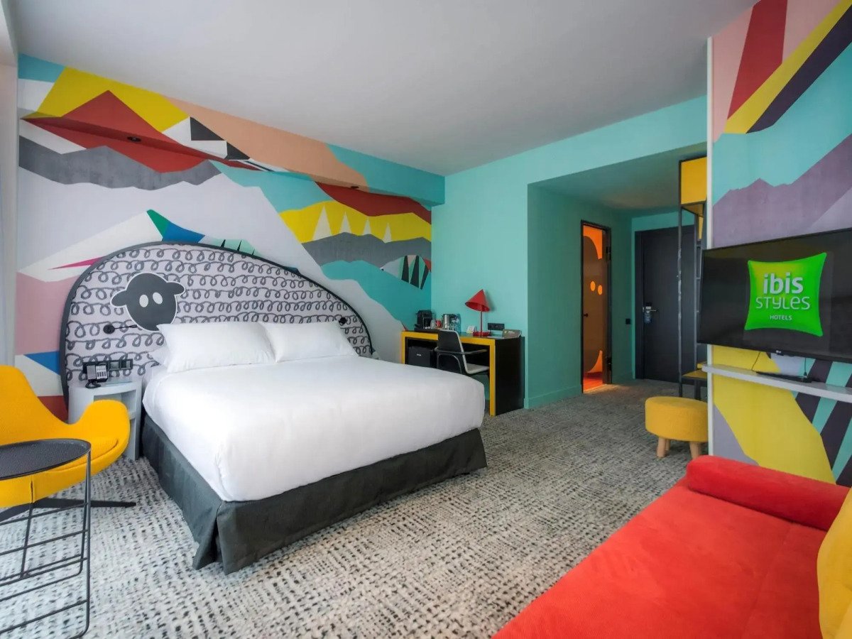 Helles Gästezimmer mit moderner Einrichtung im Ibis Styles Tbilisi Center