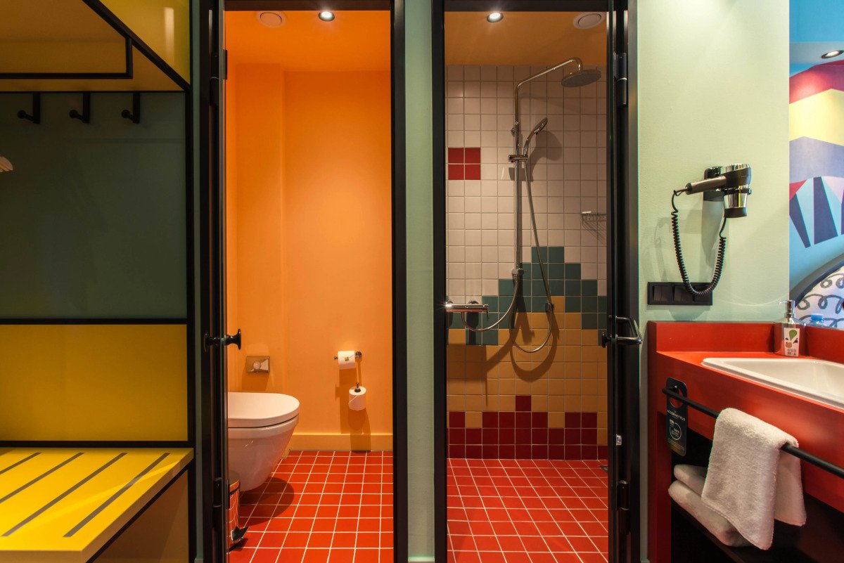 Badezimmer mit zeitgenössischem Design im Ibis Styles Tbilisi Center