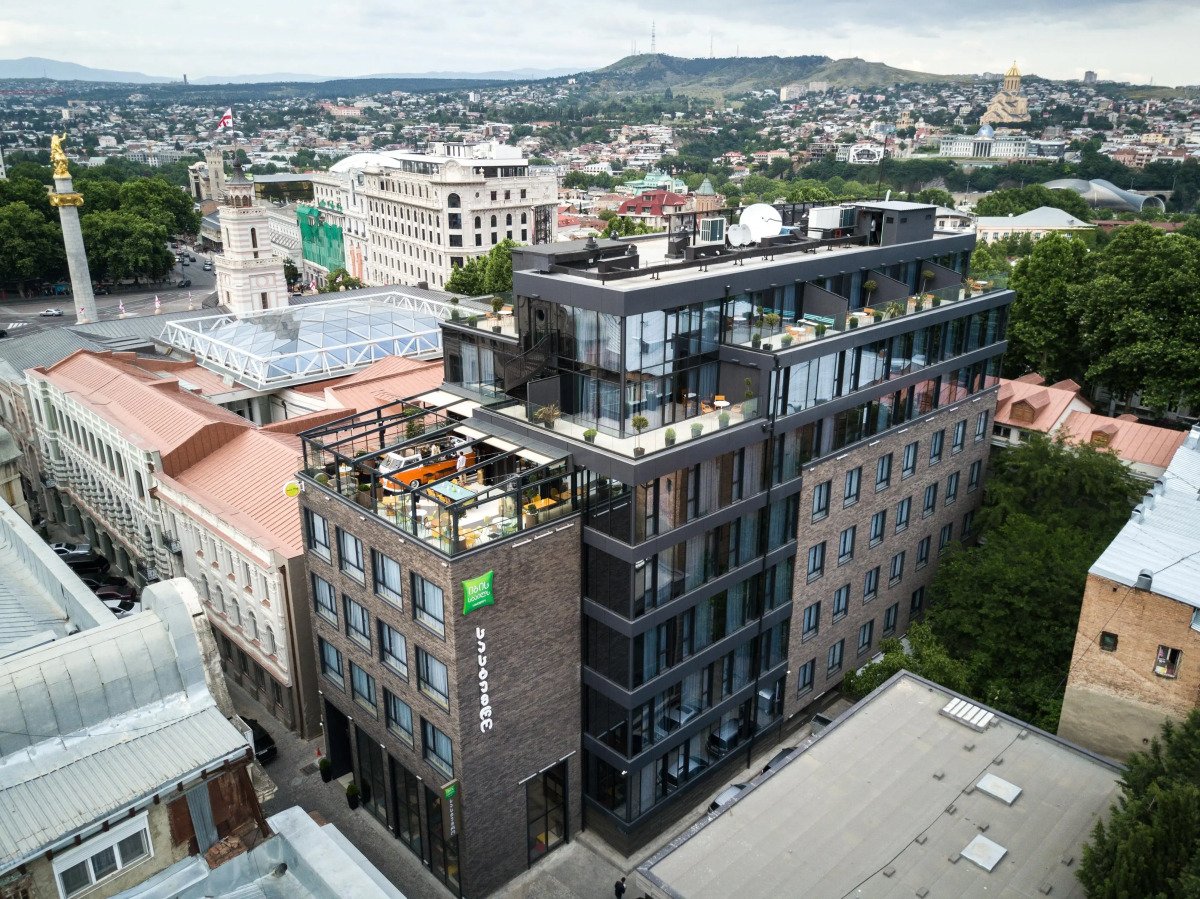 Modernes Gebäude des Ibis Styles Tbilisi Center an der Rustaweli-Allee, Georgien