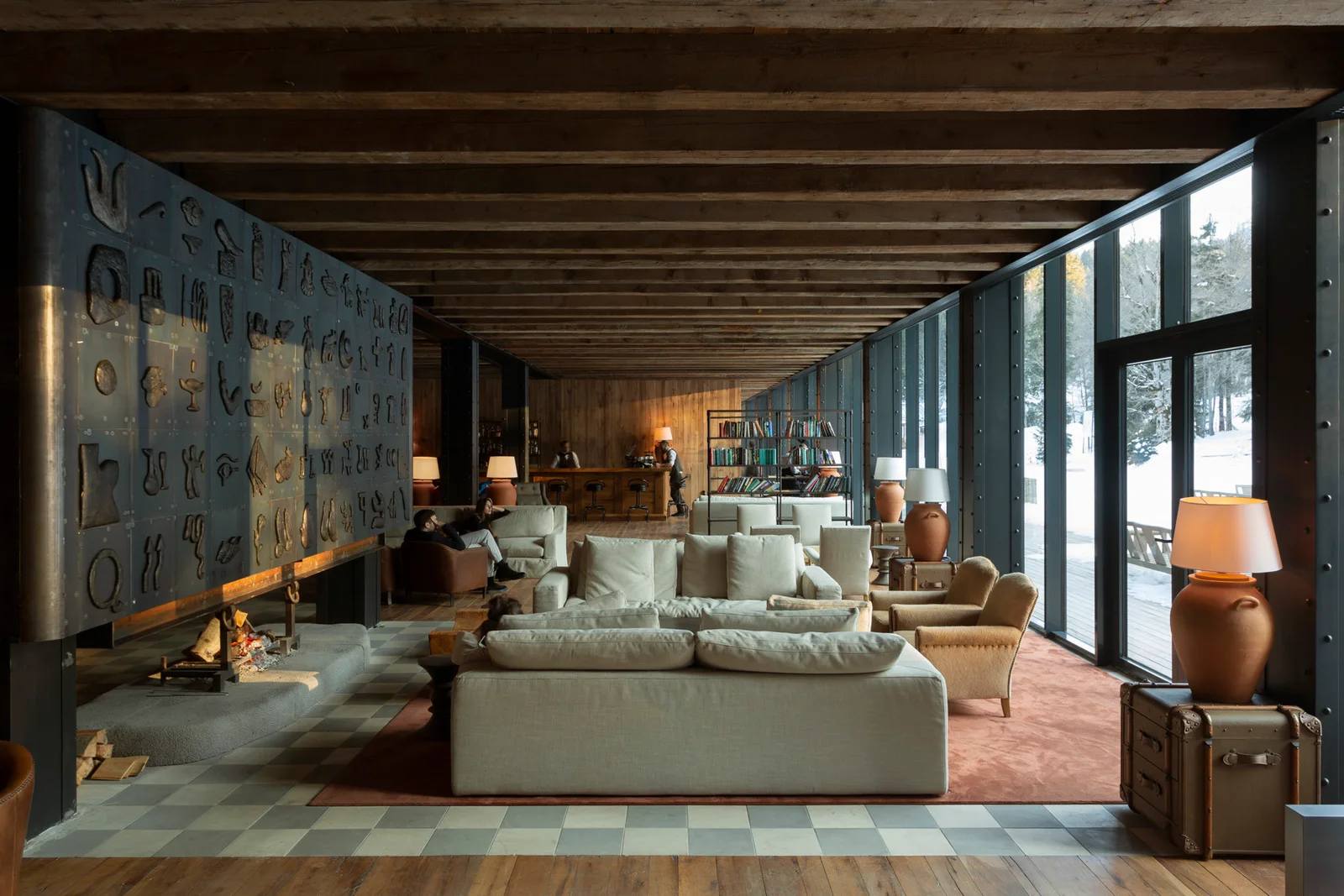 Lobby-Lounge im Kokhta Bakuriani in Bakuriani, Georgien