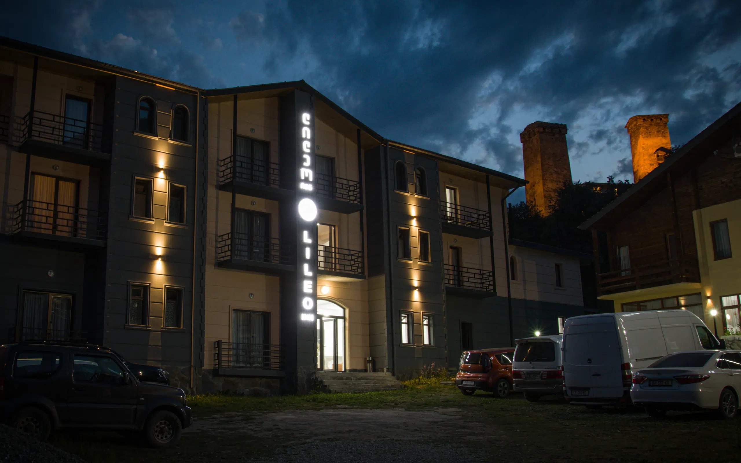 Außenansicht des Lileo Inn bei Nacht in Mestia, Swanetien, Georgien