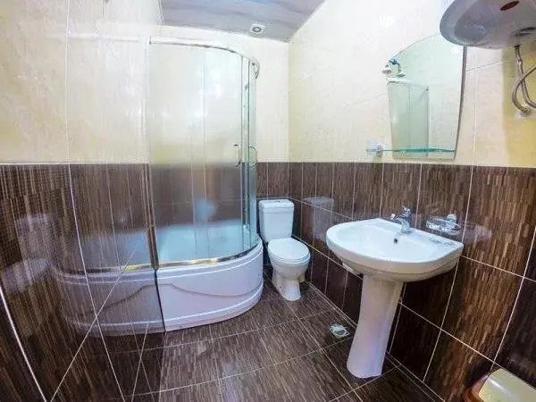 Gästebadezimmer im Lileo Inn in Mestia, Swanetien, Georgien