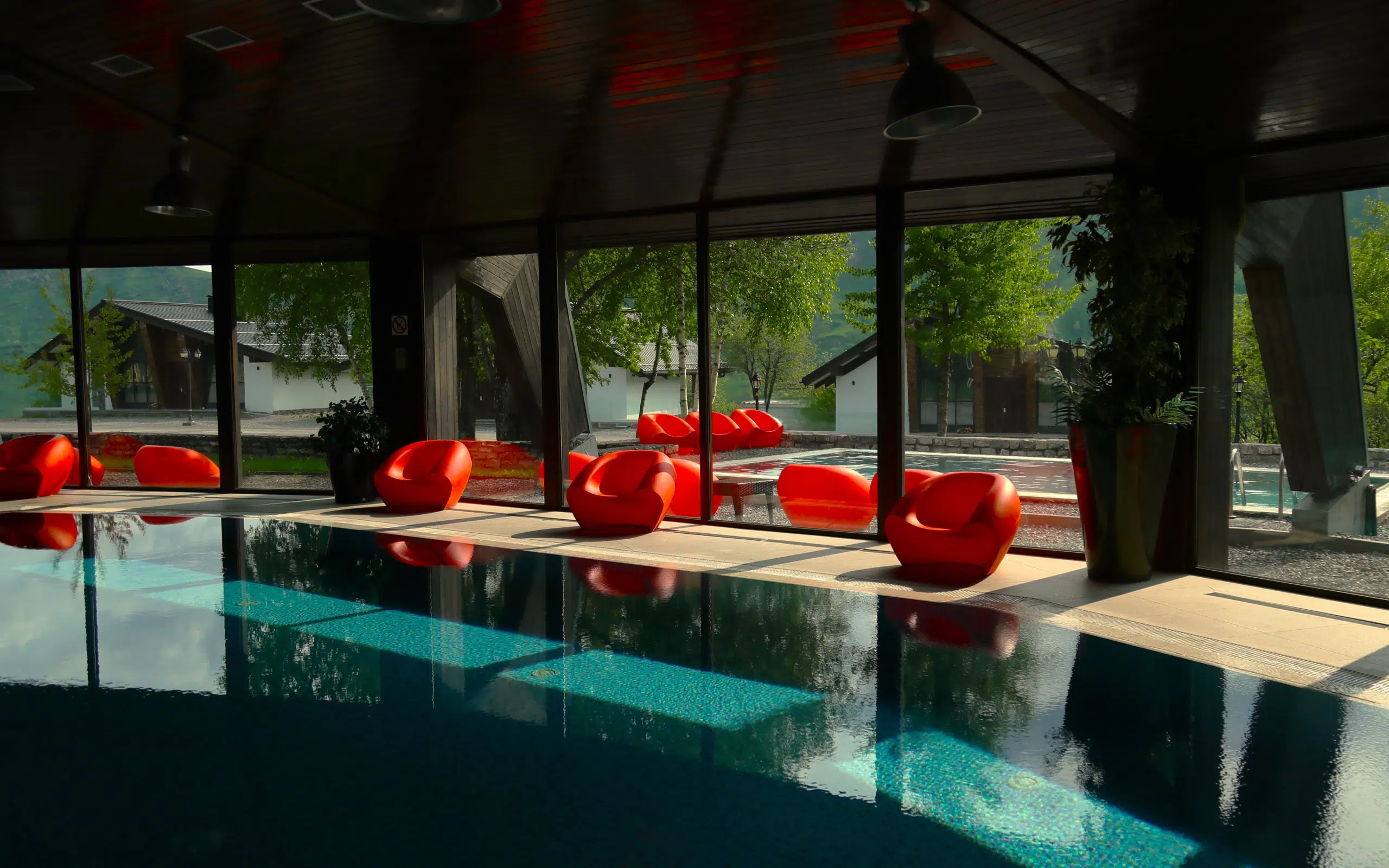Innenpool mit Bergblick im Marco Polo Hotel Gudauri