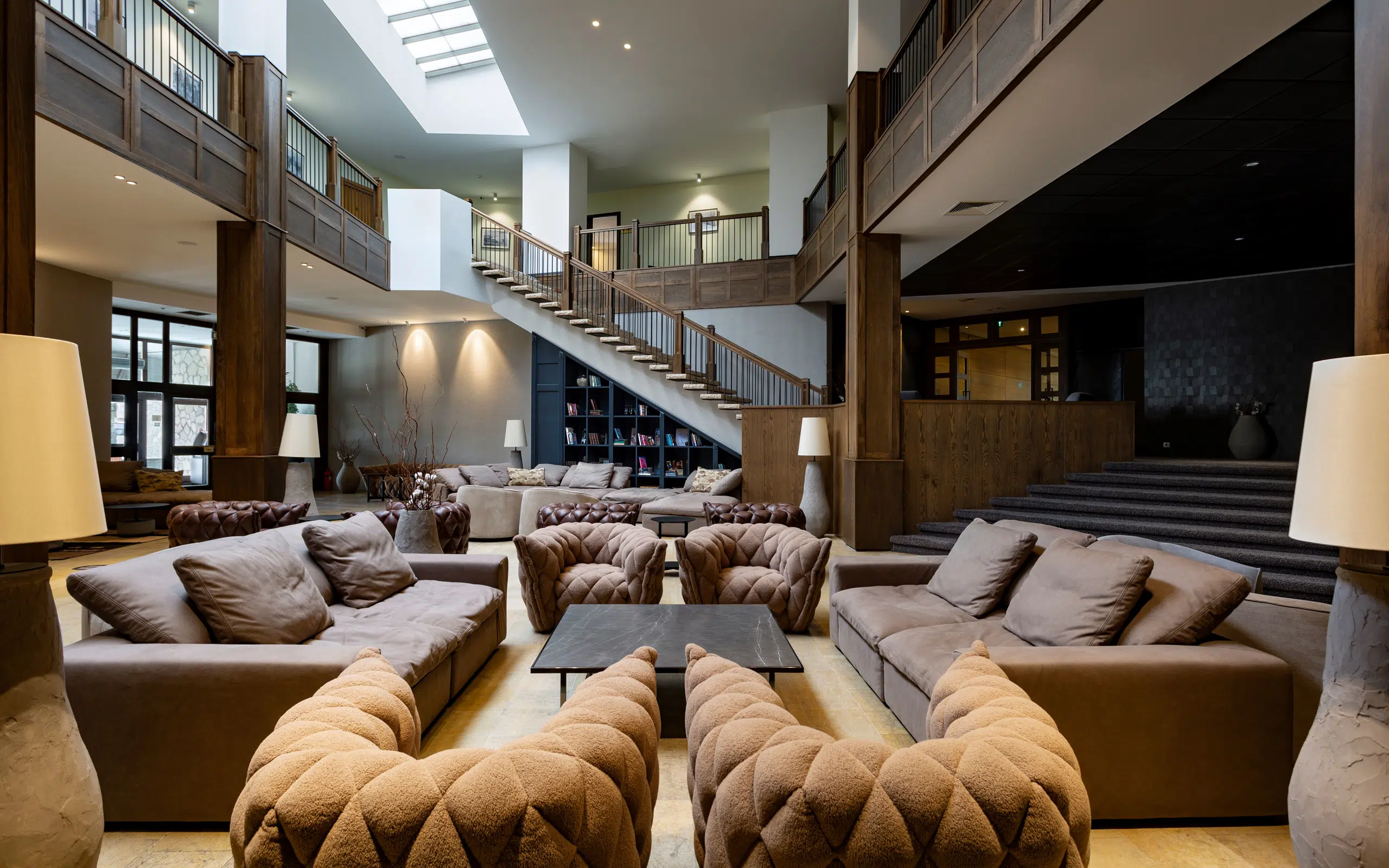 Lobby-Lounge mit Sofas und Treppe im Marco Polo Hotel Gudauri