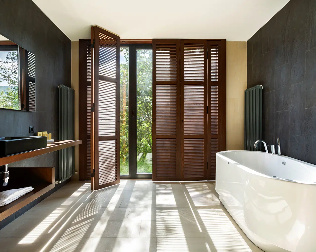 Gästebadezimmer mit freistehender Badewanne im Marco Polo Hotel Gudauri, Georgien