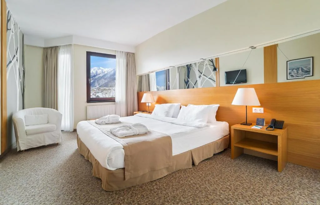 Gästezimmer mit Doppelbett und Bergblick im Marco Polo Hotel Gudauri, Georgien