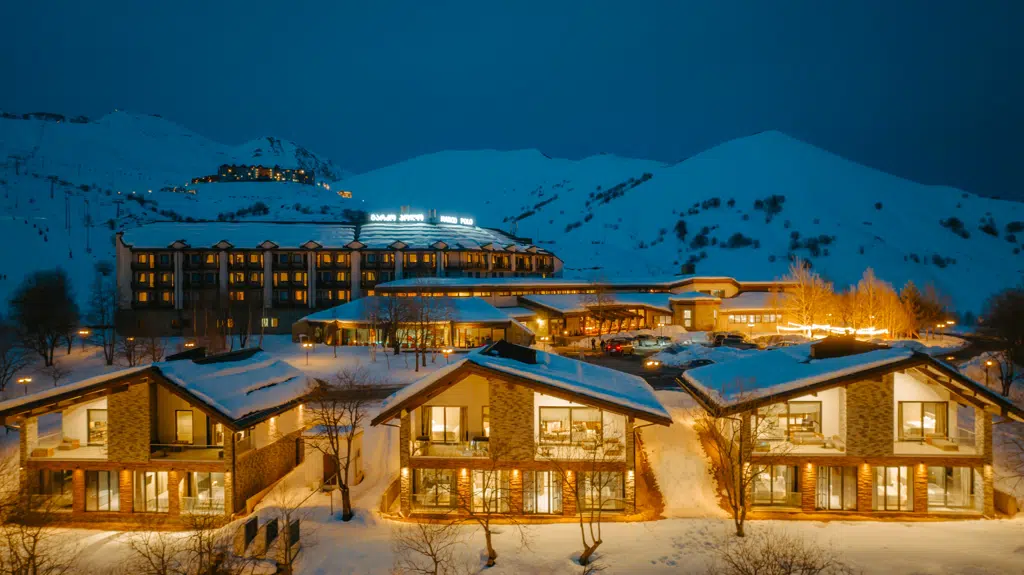 Nächtlich beleuchtetes Marco Polo Hotel Gudauri in den winterlichen Bergen, Georgien