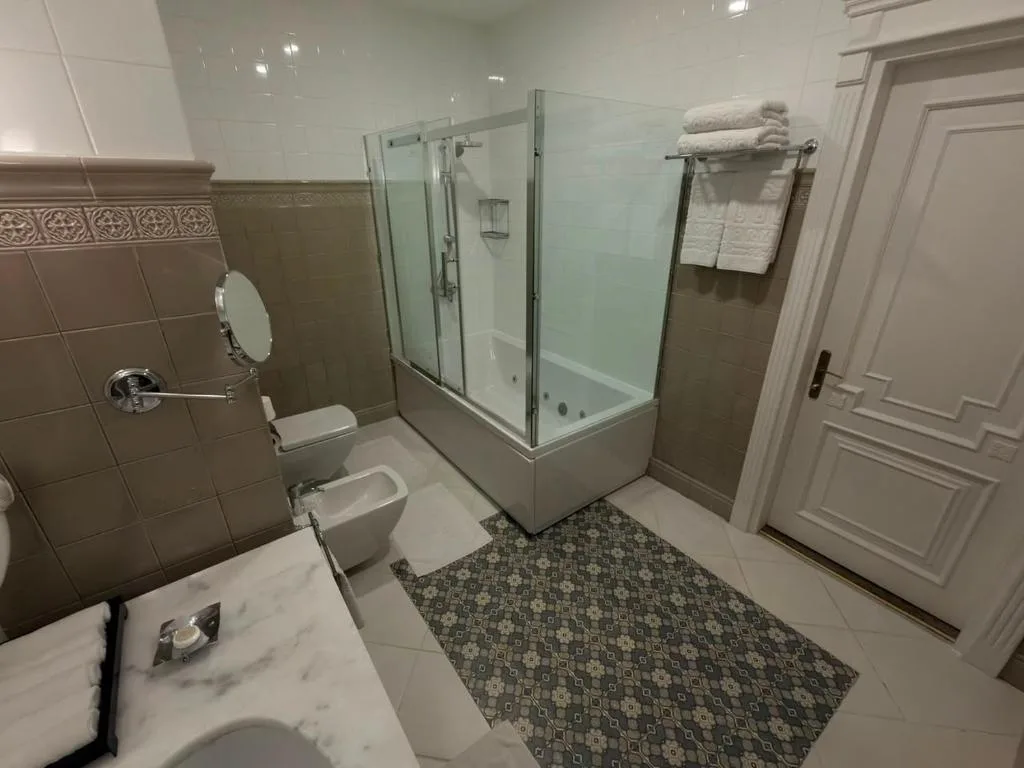 Łazienka z wanną i kabiną prysznicową, Marxal Resort & Spa w Szeki, Azerbejdżan