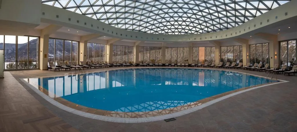 Basen kryty ze szklaną kopułą, Marxal Resort & Spa w Szeki, Azerbejdżan