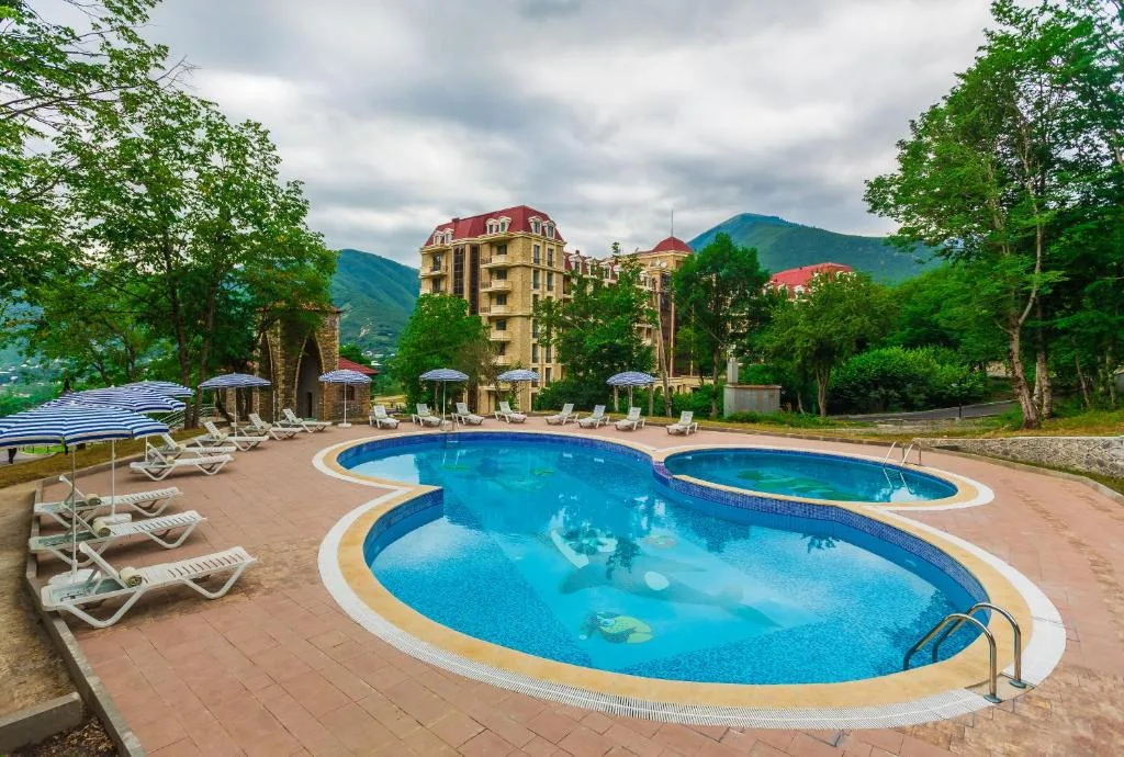 Basen zewnętrzny z leżakami i parasolami, Marxal Resort & Spa w Szeki, Azerbejdżan