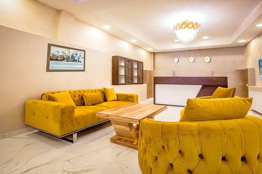 Lobby und Aufenthaltsbereich des Mestia Inn mit Bergblick
