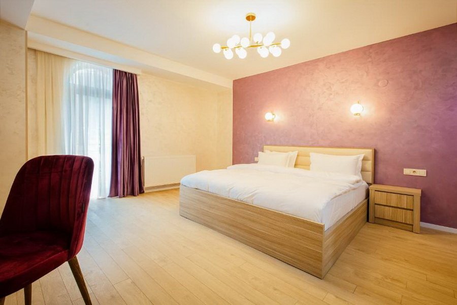 Komfortables Gästezimmer mit Holzinterieur im Mestia Inn in Mestia
