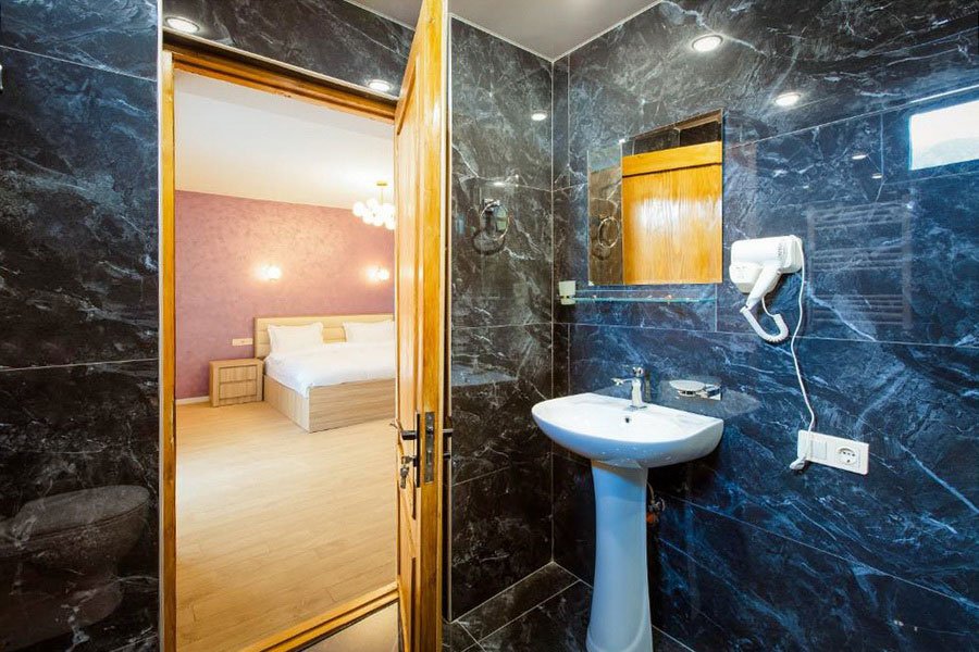 Badezimmer mit moderner Ausstattung im Mestia Inn in Mestia