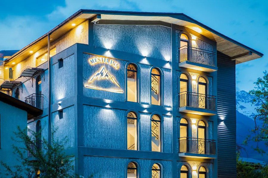 Außenansicht des Mestia Inn in Mestia, Swanetien, Georgien