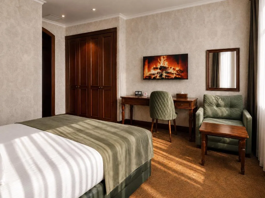 Pokój gościnny z łóżkiem małżeńskim i biurkiem, Midway Park Hotel w Baku, Azerbejdżan