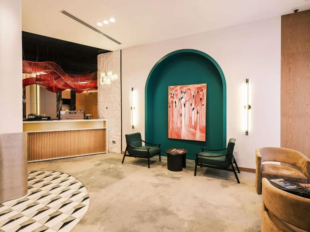 Lobby z kawiarnią i fotelami, Mövenpick Winter Park Baku w Baku, Azerbejdżan