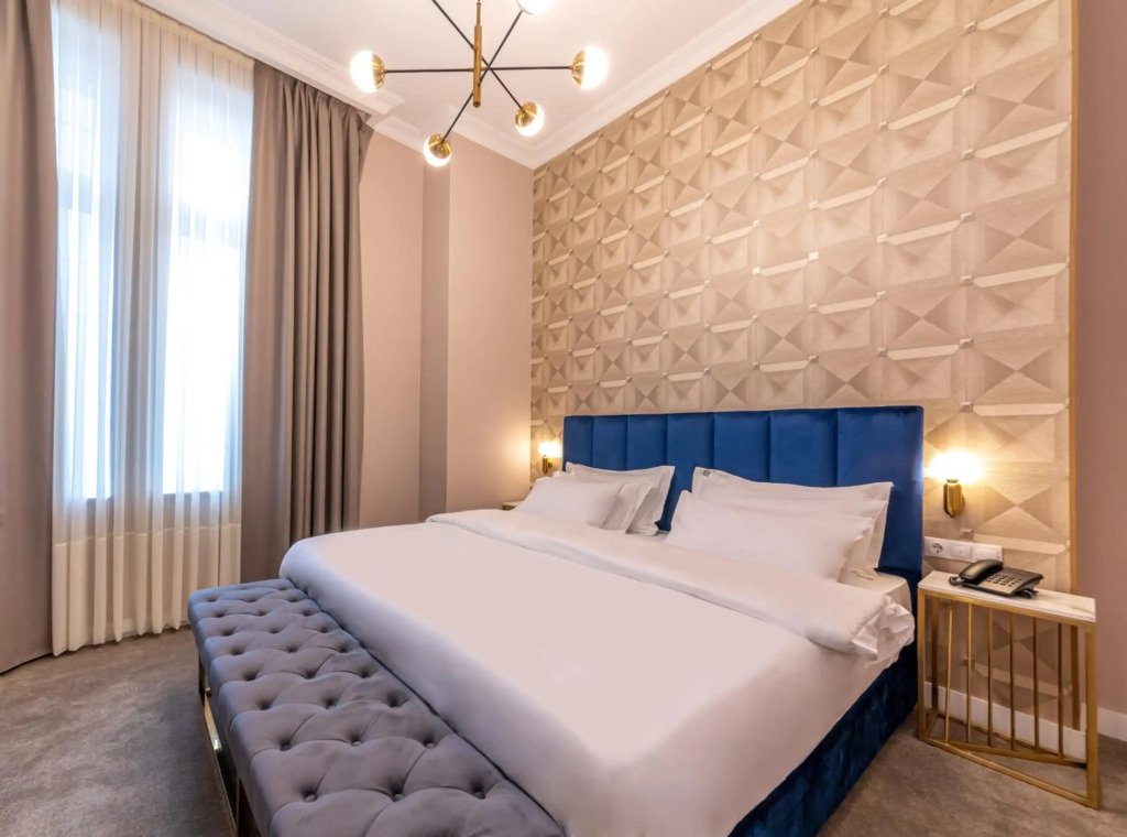 Geräumiges Gästezimmer mit zeitgemäßem Design im Newport Hotel Kutaisi