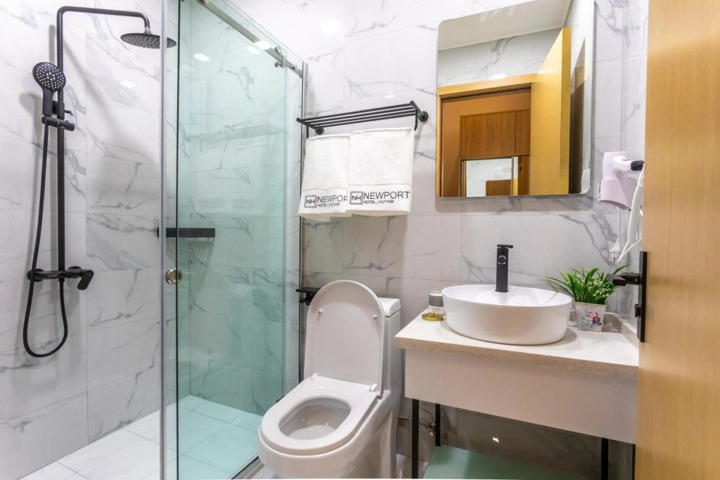 Badezimmer mit modernen Armaturen im Newport Hotel Kutaisi