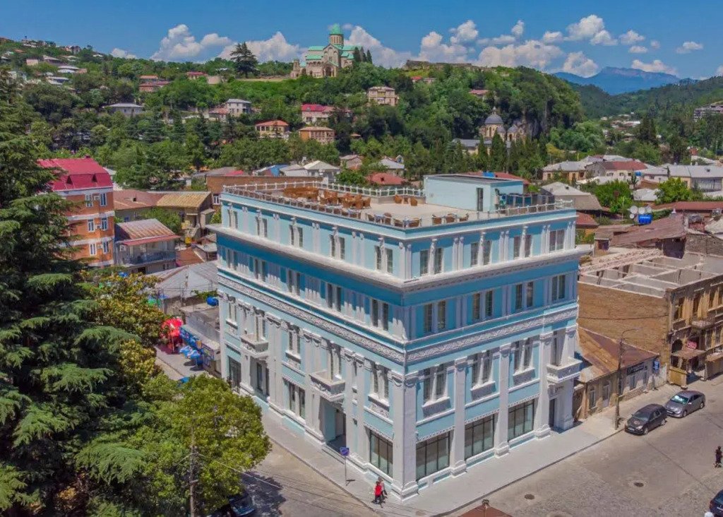 Elegante Außenansicht des Newport Hotel Kutaisi im Zentrum von Kutaissi, Georgien