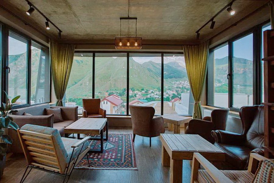 Lobby und Aufenthaltsbereich des Northgate Hotel mit Bergblick in Kasbegi