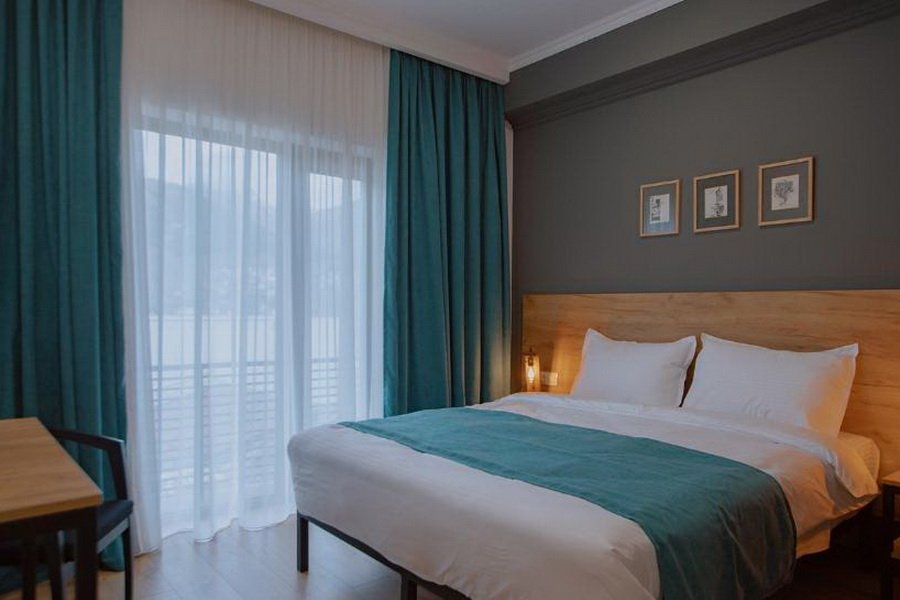 Komfortables Gästezimmer mit Balkon im Northgate Hotel in Stepanzminda