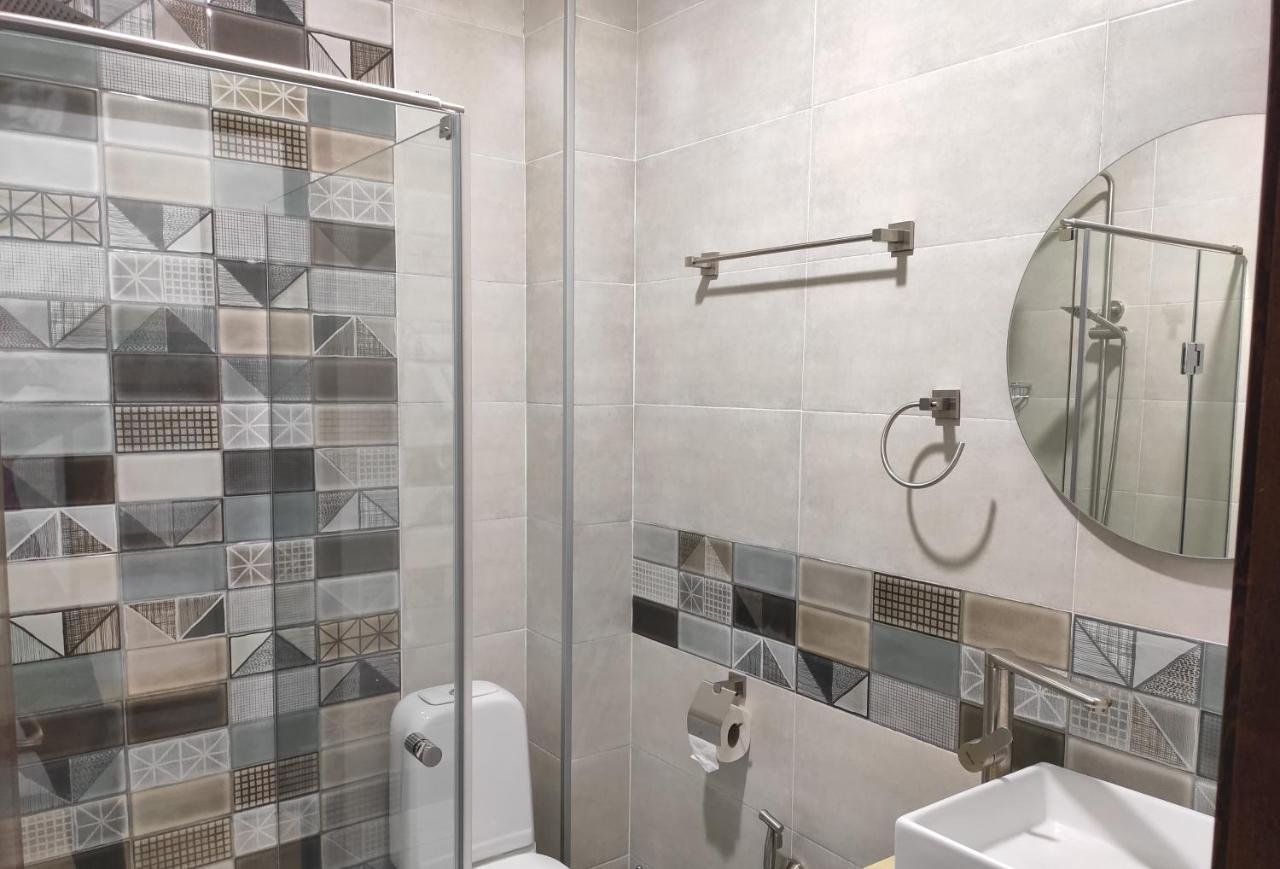 Badezimmer mit moderner Ausstattung im Northgate Hotel in Stepanzminda