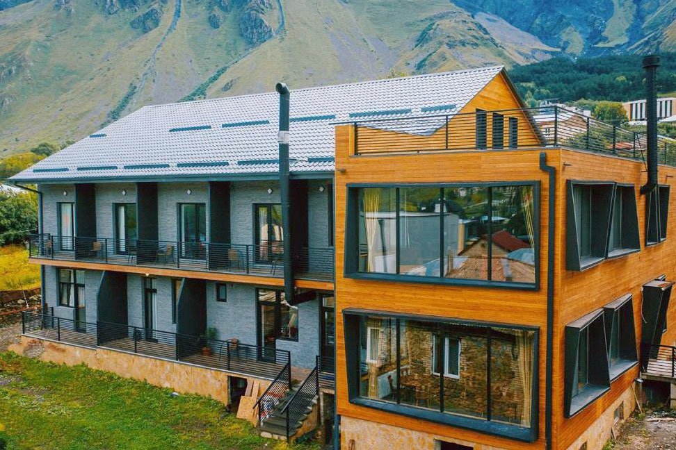 Außenansicht des Northgate Hotel in Stepanzminda, Region Kasbegi, Georgien