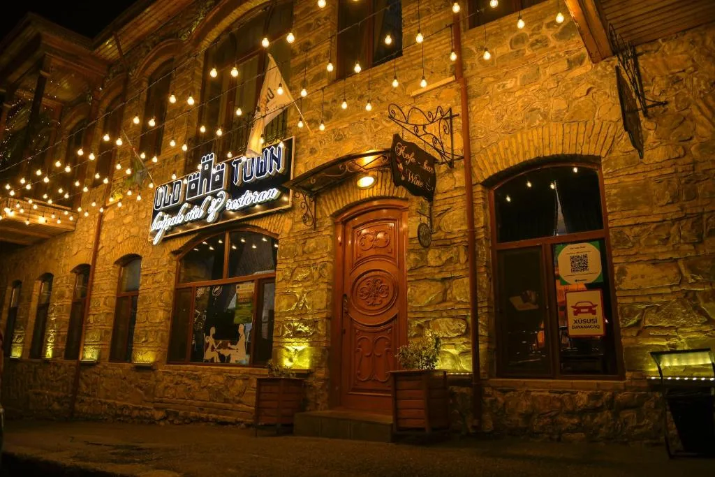 Kamienna fasada z lampkami w nocy, Old Town Sheki w Szeki, Azerbejdżan