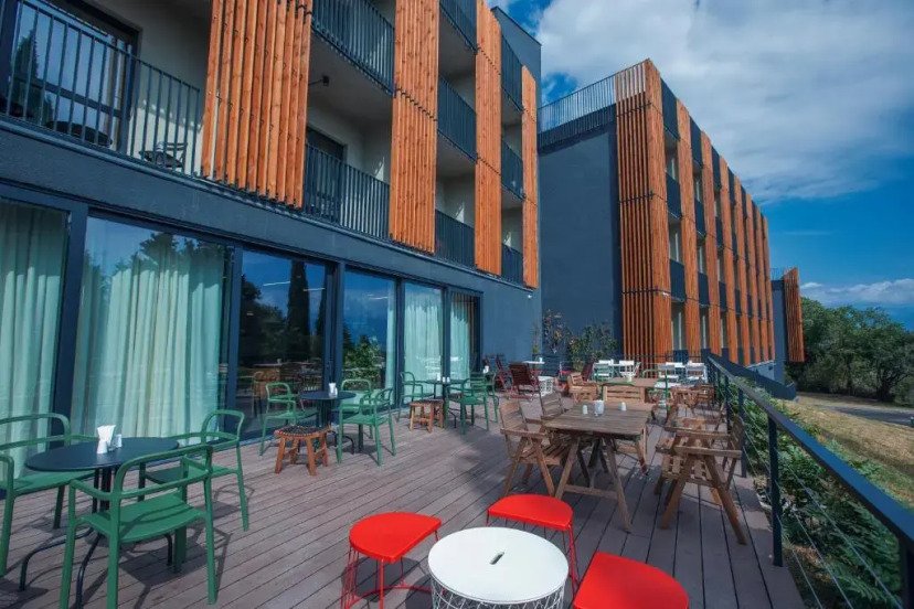 Venkovní terasa hotelu Park Hotel Tsinandali v Kachetii, Gruzie