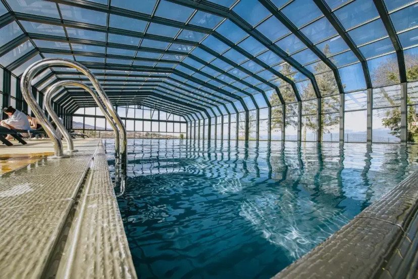 Krytý bazén v hotelu Park Hotel Tsinandali v Kachetii, Gruzie