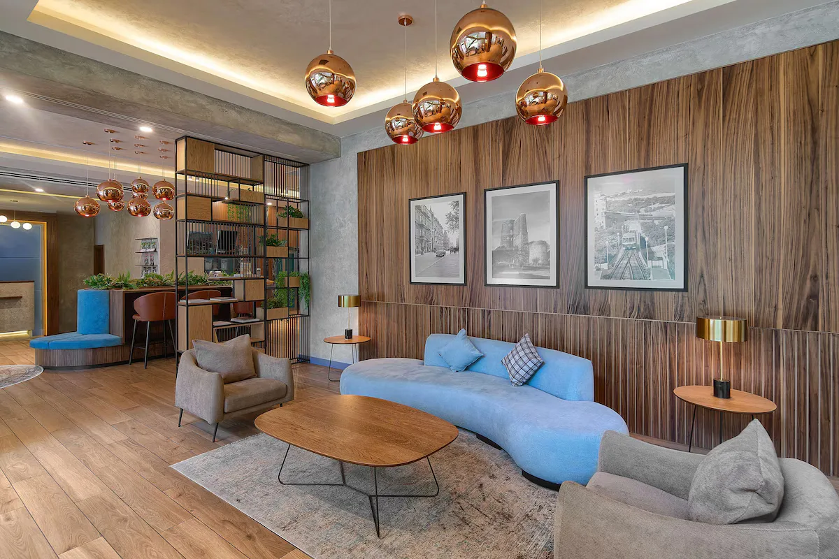 Lobby z niebieską sofą, Radisson Hotel Baku w Baku, Azerbejdżan