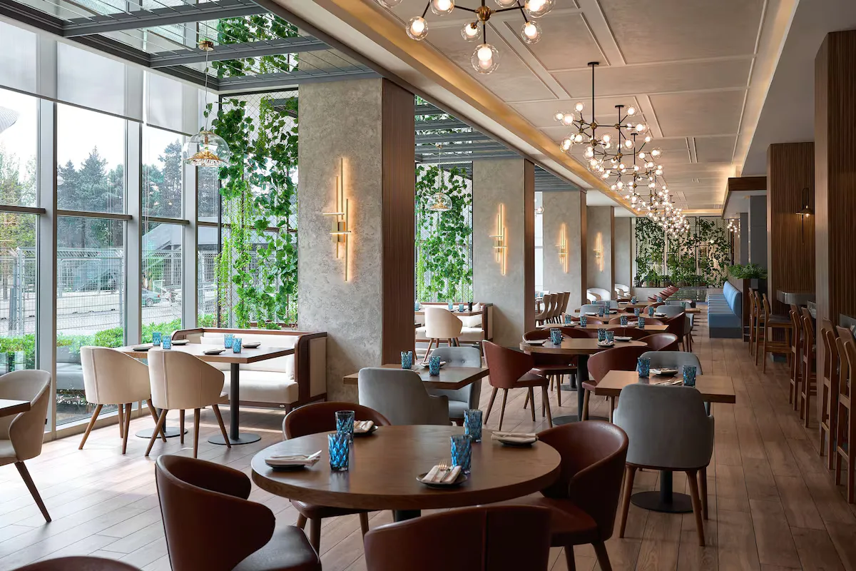 Sala restauracji z pnączami, Radisson Hotel Baku w Baku, Azerbejdżan