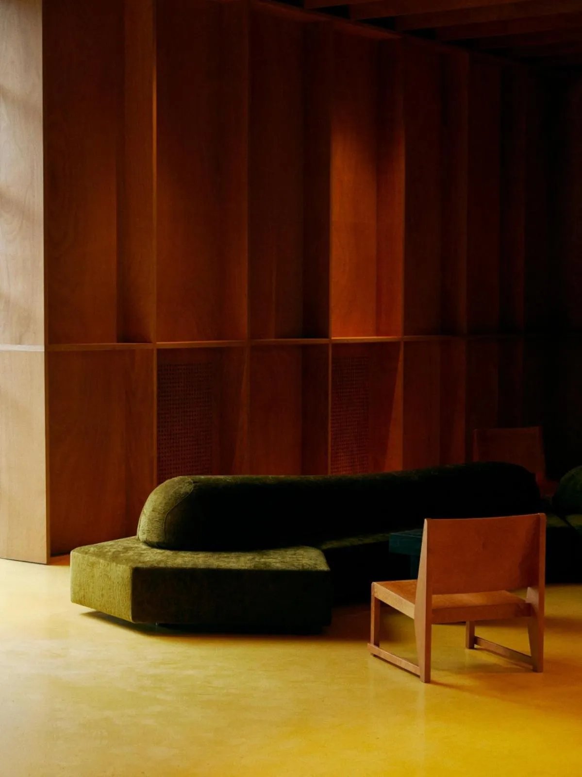 Lobby-Lounge des Rooms Hotel Batumi mit stilvollem Interieur
