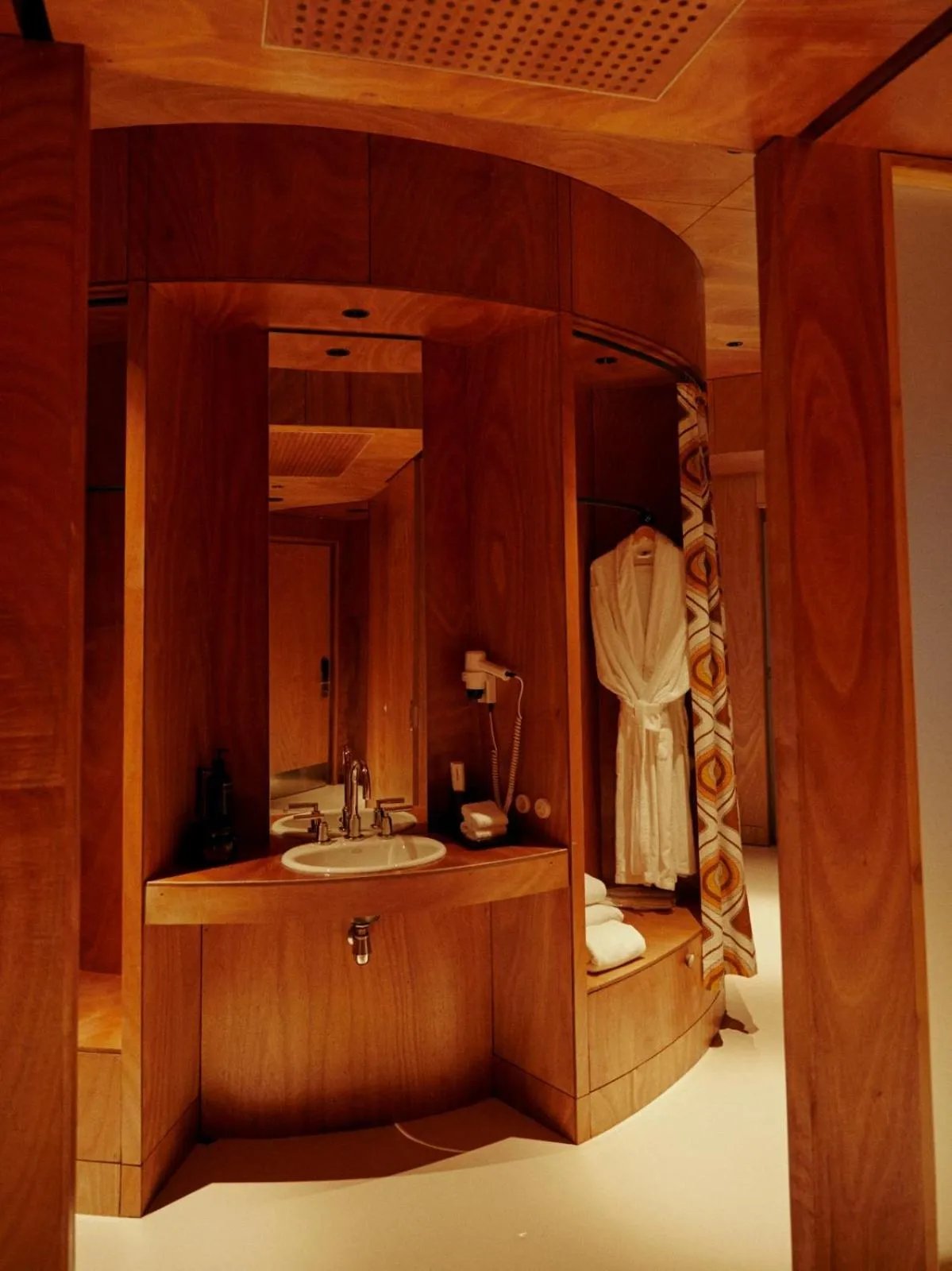 Badezimmer mit hochwertigen Armaturen und Ausstattung im Rooms Hotel Batumi