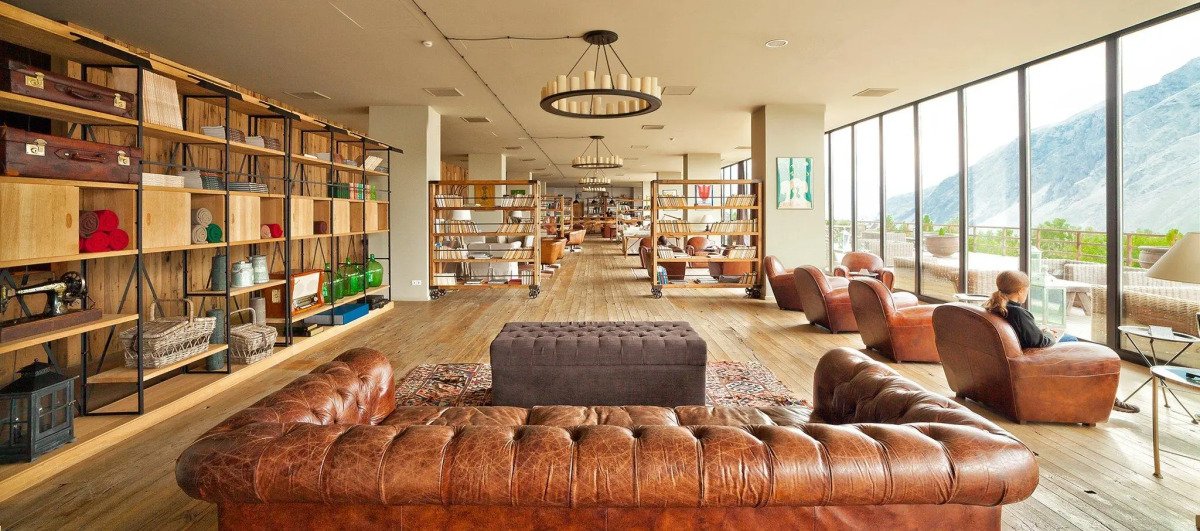 Lobby a recepce hotelu Rooms Hotel Kazbegi s výhledem na hory