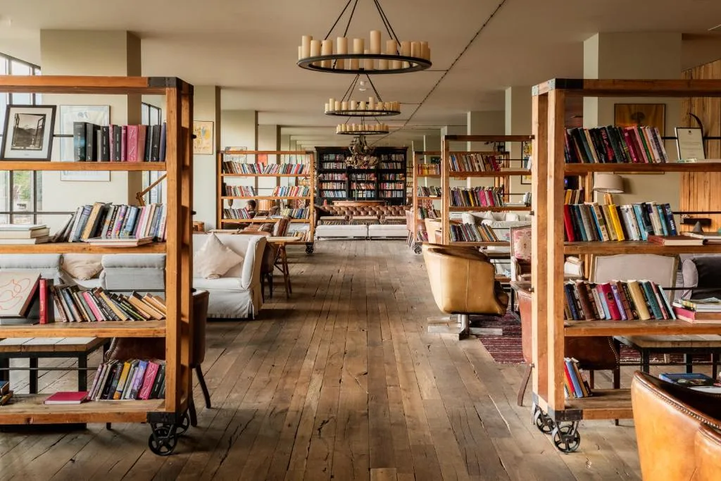 Bibliothekslounge im Rooms Hotel Kazbegi in Stepanzminda, Georgien