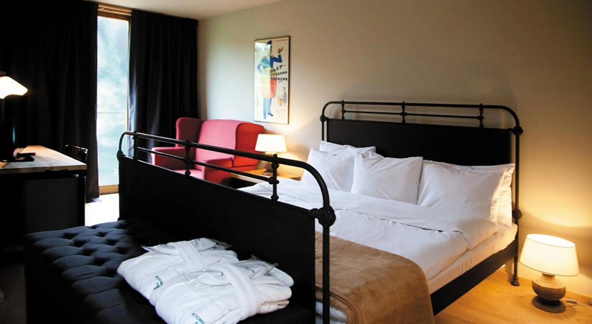 Prostorný pokoj pro hosty v hotelu Rooms Hotel Kazbegi s výhledem na horu Kazbek