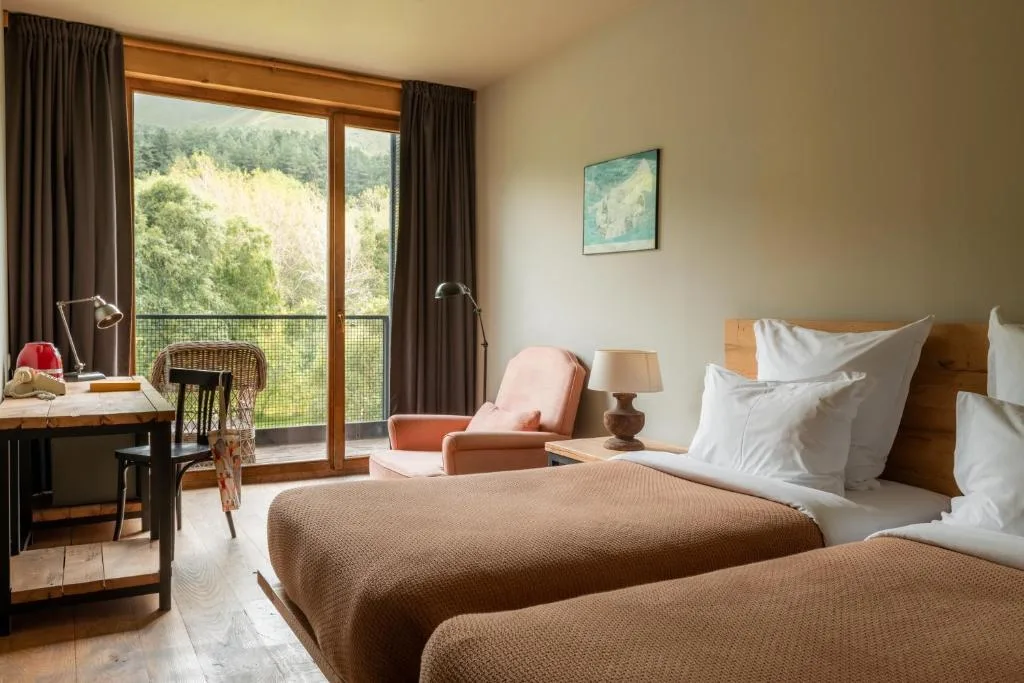 Gästezimmer im Rooms Hotel Kazbegi mit Balkon und Bergblick