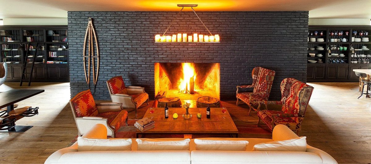 Lounge s krbem v hotelu Rooms Hotel Kazbegi ve Stepancmindě, Gruzie
