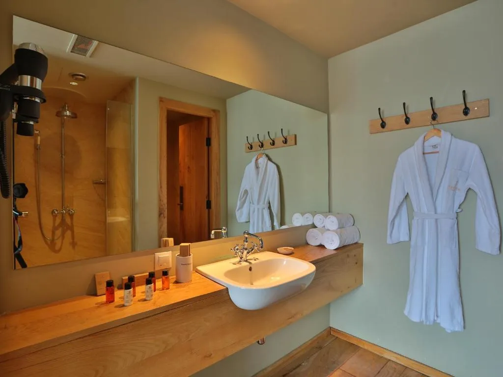 Gästebadezimmer im Rooms Hotel Kazbegi mit Regendusche und Bademantel