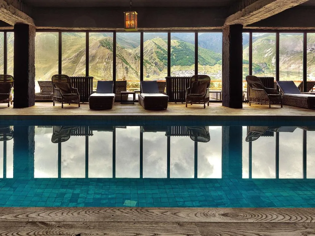 Innenpool im Rooms Hotel Kazbegi mit Panoramablick auf die Berge