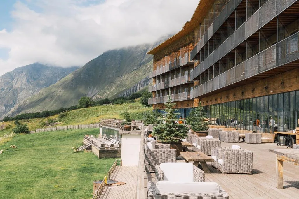 Außenterrasse im Rooms Hotel Kazbegi mit Blick auf den Kaukasus