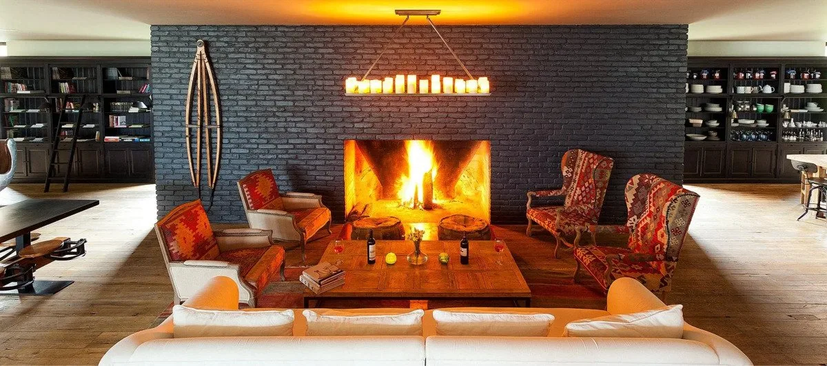 Kaminlounge im Rooms Hotel Kazbegi in Stepanzminda, Georgien