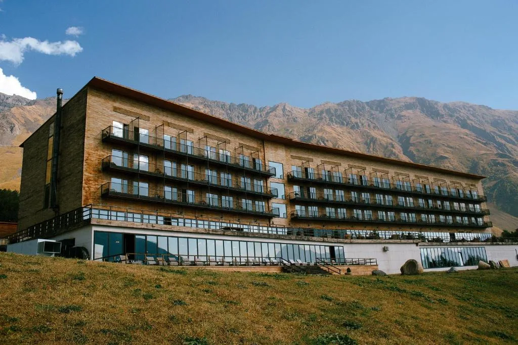 Markantes modernes Gebäude des Rooms Hotel Kazbegi vor dem Großen Kaukasus, Stepanzminda
