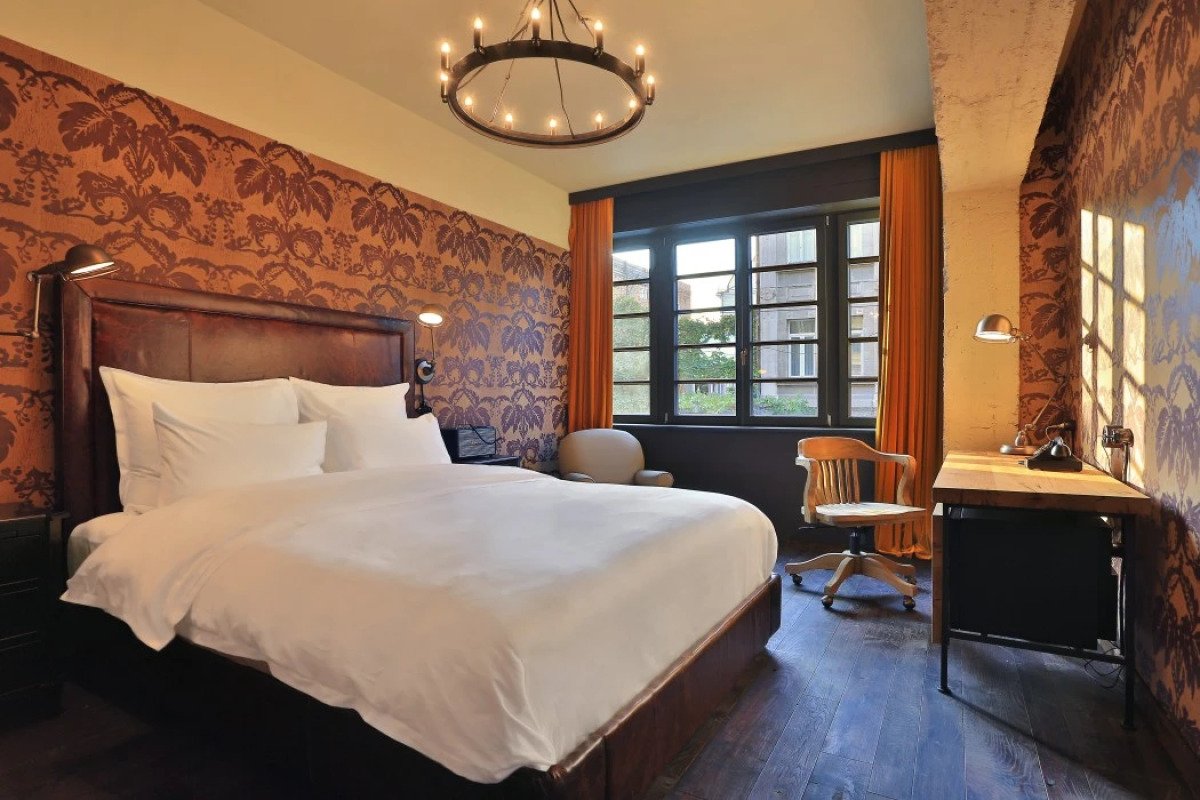 Pokoj pro hosty v hotelu Rooms Hotel Tbilisi se současným designem a výhledem na město