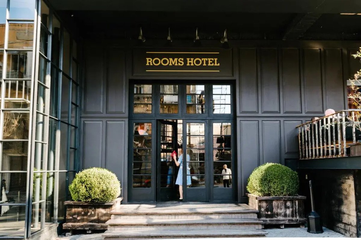 Exteriér hotelu Rooms Hotel Tbilisi na břehu řeky Mtkvari, Gruzie