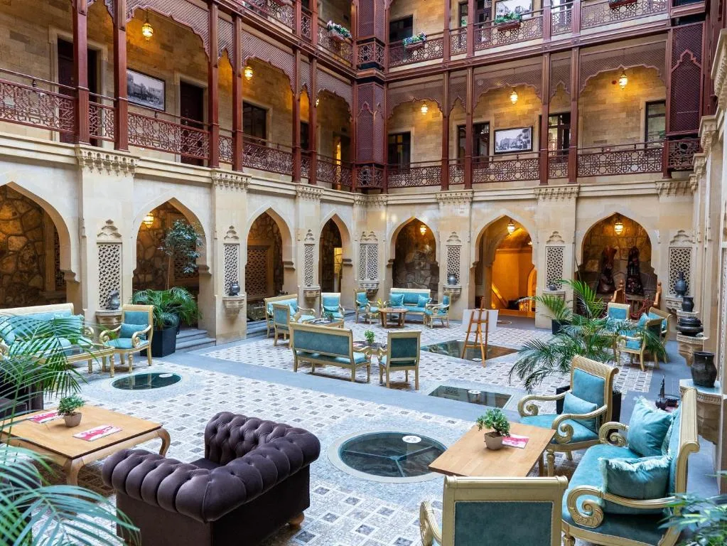 Centralne atrium z miejscami wypoczynku i arkadowymi galeriami, Shah Palace Hotel w Baku, Azerbejdżan