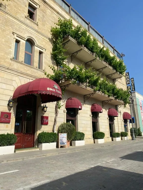 Budynek z czerwonymi markizami i balkonami porośniętymi pnączami, Shah Palace Hotel w Baku, Azerbejdżan